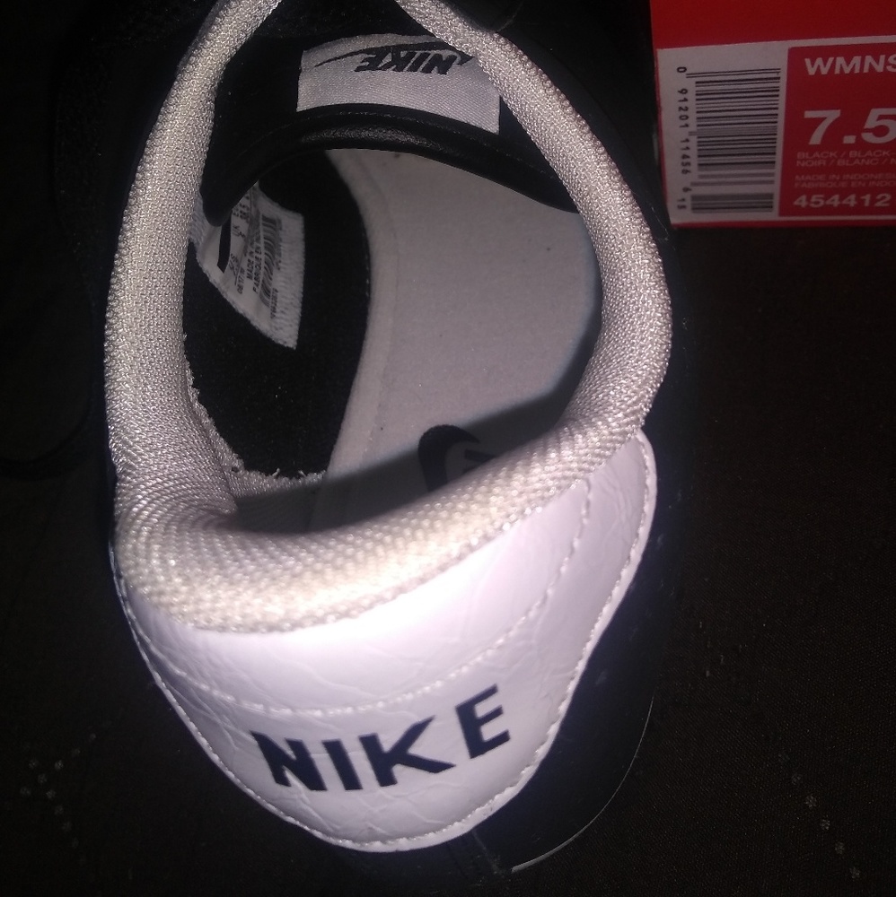 Nike women's girls sneakers New. Black fits 6.5